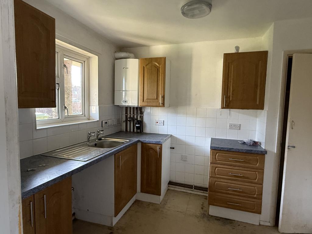 Lot: 176 - GROUND FLOOR FLAT FOR IMPROVEMENT - Kitchen in Flat for Improvement